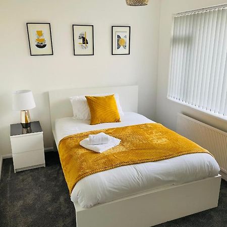 Wolverhampton Large 3 Bedrooms 5 Bed House Perfect For Short & Long Stays Contractors Business Nhs Insurance 1 Bathroom And Separate Wc Private Garden Driveway For 2 Large Vehicles Close To City Centre M6 M54 And Walsall Willenhall Cannock Property Екстер'єр фото