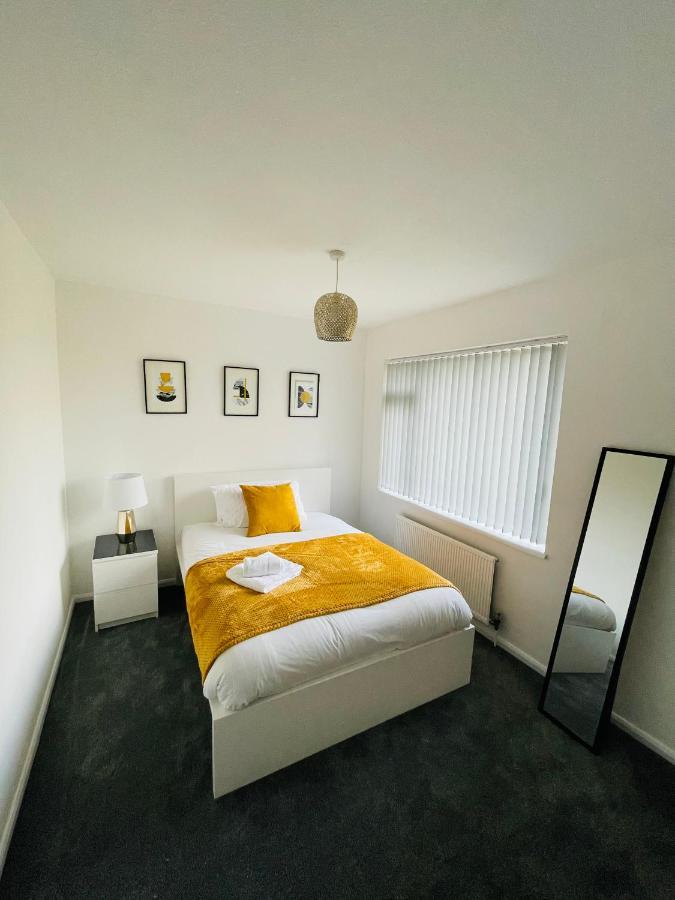 Wolverhampton Large 3 Bedrooms 5 Bed House Perfect For Short & Long Stays Contractors Business Nhs Insurance 1 Bathroom And Separate Wc Private Garden Driveway For 2 Large Vehicles Close To City Centre M6 M54 And Walsall Willenhall Cannock Property Екстер'єр фото