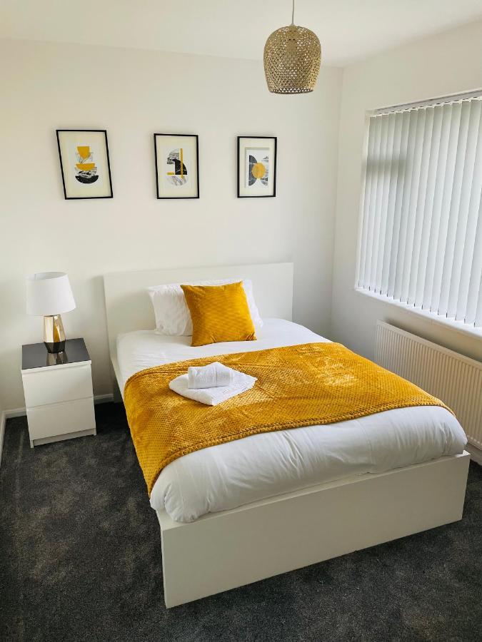 Wolverhampton Large 3 Bedrooms 5 Bed House Perfect For Short & Long Stays Contractors Business Nhs Insurance 1 Bathroom And Separate Wc Private Garden Driveway For 2 Large Vehicles Close To City Centre M6 M54 And Walsall Willenhall Cannock Property Екстер'єр фото