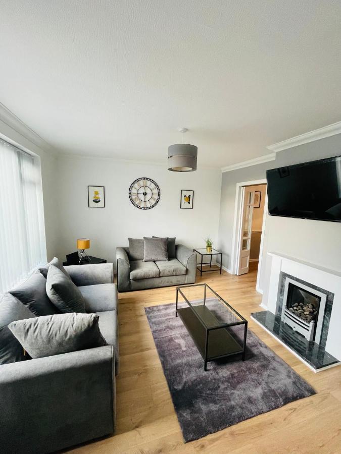 Wolverhampton Large 3 Bedrooms 5 Bed House Perfect For Short & Long Stays Contractors Business Nhs Insurance 1 Bathroom And Separate Wc Private Garden Driveway For 2 Large Vehicles Close To City Centre M6 M54 And Walsall Willenhall Cannock Property Екстер'єр фото