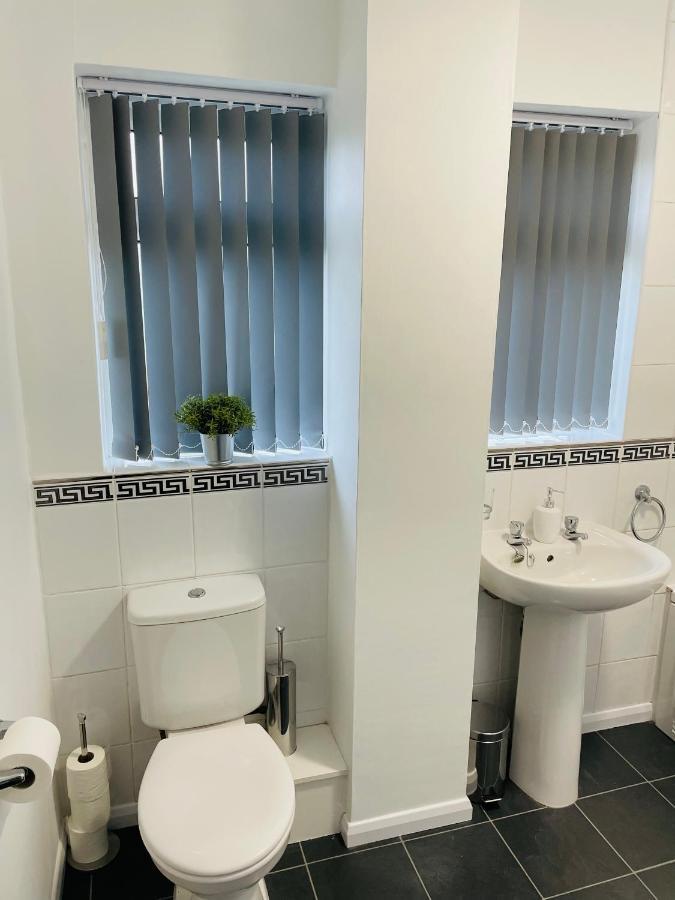 Wolverhampton Large 3 Bedrooms 5 Bed House Perfect For Short & Long Stays Contractors Business Nhs Insurance 1 Bathroom And Separate Wc Private Garden Driveway For 2 Large Vehicles Close To City Centre M6 M54 And Walsall Willenhall Cannock Property Екстер'єр фото