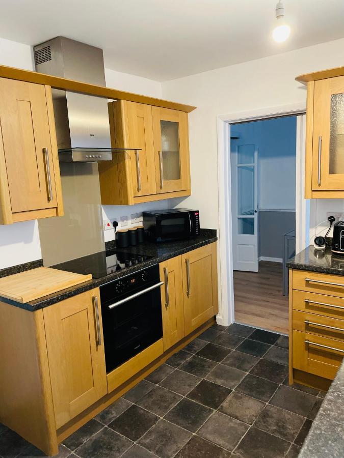 Wolverhampton Large 3 Bedrooms 5 Bed House Perfect For Short & Long Stays Contractors Business Nhs Insurance 1 Bathroom And Separate Wc Private Garden Driveway For 2 Large Vehicles Close To City Centre M6 M54 And Walsall Willenhall Cannock Property Екстер'єр фото