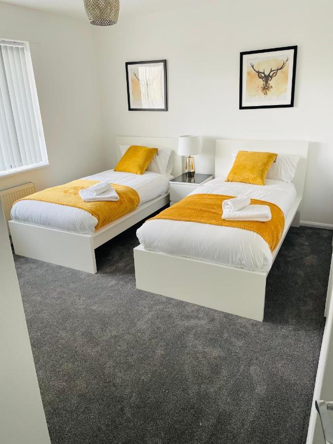 Wolverhampton Large 3 Bedrooms 5 Bed House Perfect For Short & Long Stays Contractors Business Nhs Insurance 1 Bathroom And Separate Wc Private Garden Driveway For 2 Large Vehicles Close To City Centre M6 M54 And Walsall Willenhall Cannock Property Екстер'єр фото