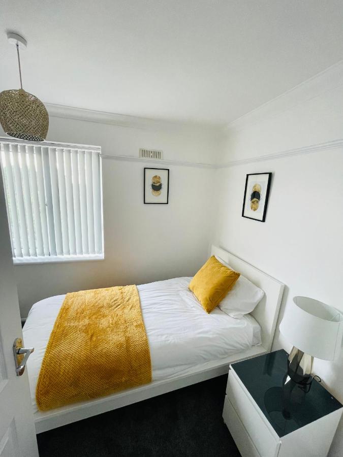 Wolverhampton Large 3 Bedrooms 5 Bed House Perfect For Short & Long Stays Contractors Business Nhs Insurance 1 Bathroom And Separate Wc Private Garden Driveway For 2 Large Vehicles Close To City Centre M6 M54 And Walsall Willenhall Cannock Property Екстер'єр фото