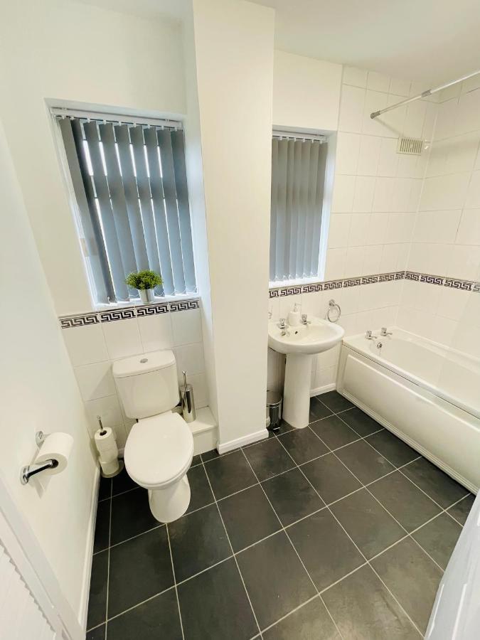 Wolverhampton Large 3 Bedrooms 5 Bed House Perfect For Short & Long Stays Contractors Business Nhs Insurance 1 Bathroom And Separate Wc Private Garden Driveway For 2 Large Vehicles Close To City Centre M6 M54 And Walsall Willenhall Cannock Property Екстер'єр фото