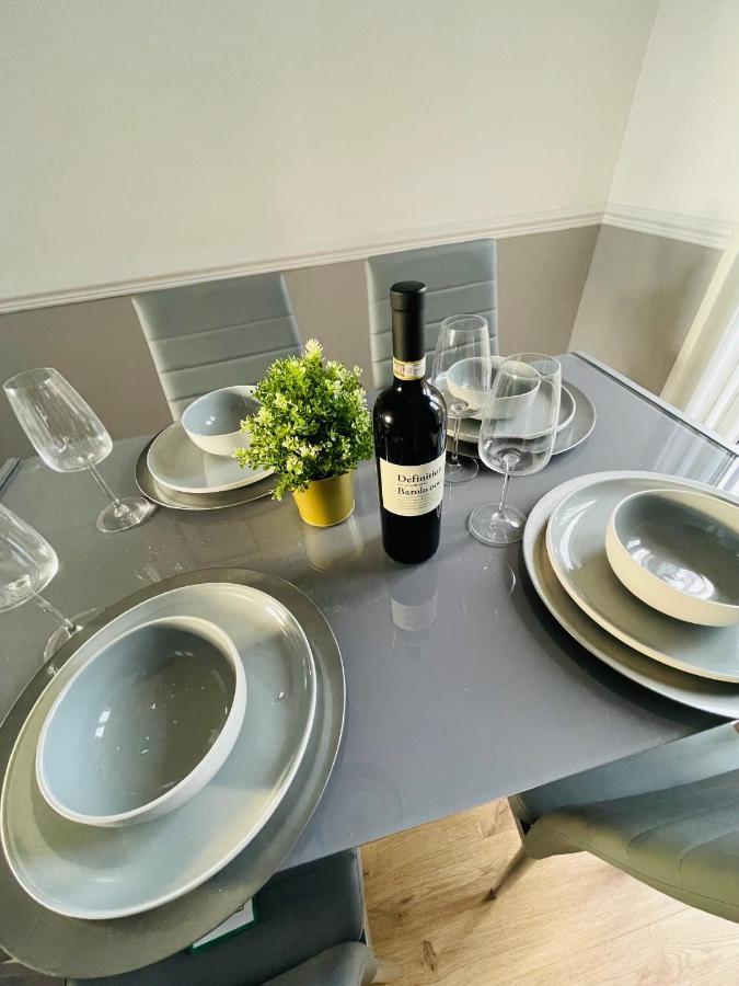 Wolverhampton Large 3 Bedrooms 5 Bed House Perfect For Short & Long Stays Contractors Business Nhs Insurance 1 Bathroom And Separate Wc Private Garden Driveway For 2 Large Vehicles Close To City Centre M6 M54 And Walsall Willenhall Cannock Property Екстер'єр фото