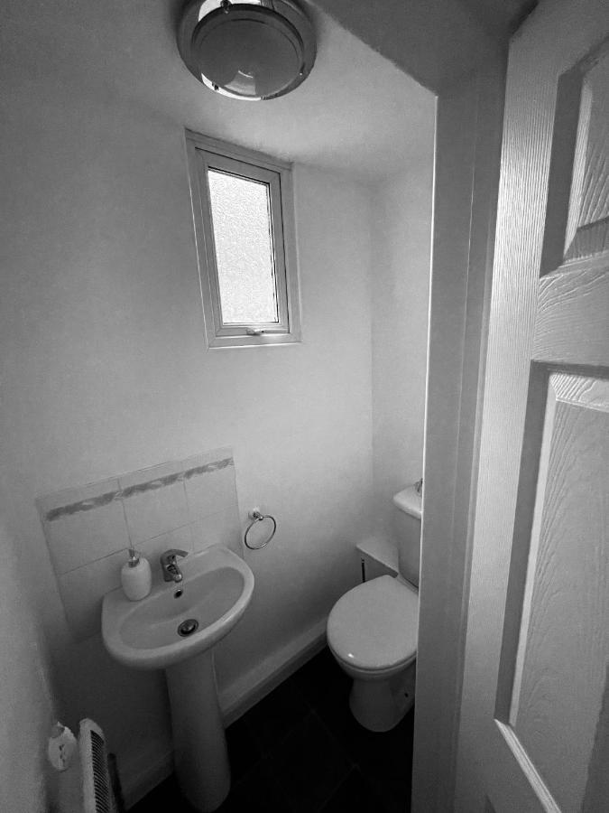 Wolverhampton Large 3 Bedrooms 5 Bed House Perfect For Short & Long Stays Contractors Business Nhs Insurance 1 Bathroom And Separate Wc Private Garden Driveway For 2 Large Vehicles Close To City Centre M6 M54 And Walsall Willenhall Cannock Property Екстер'єр фото