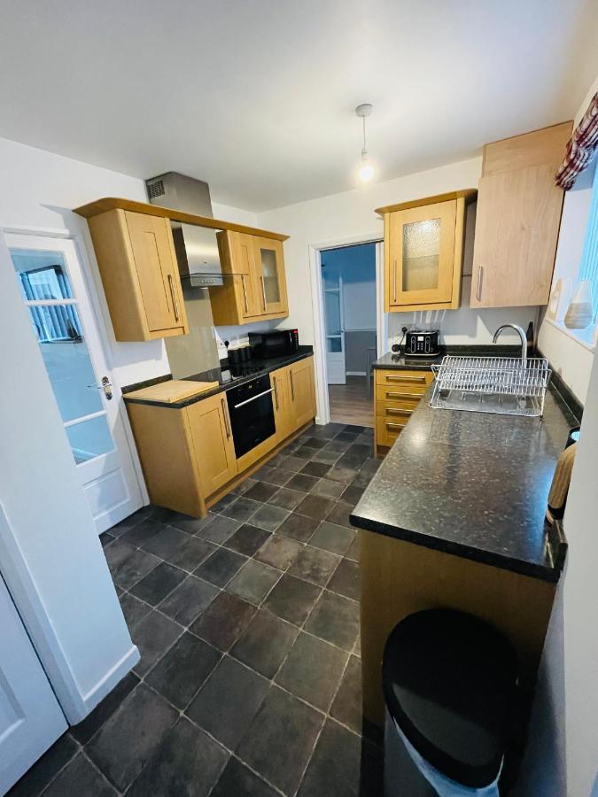 Wolverhampton Large 3 Bedrooms 5 Bed House Perfect For Short & Long Stays Contractors Business Nhs Insurance 1 Bathroom And Separate Wc Private Garden Driveway For 2 Large Vehicles Close To City Centre M6 M54 And Walsall Willenhall Cannock Property Екстер'єр фото