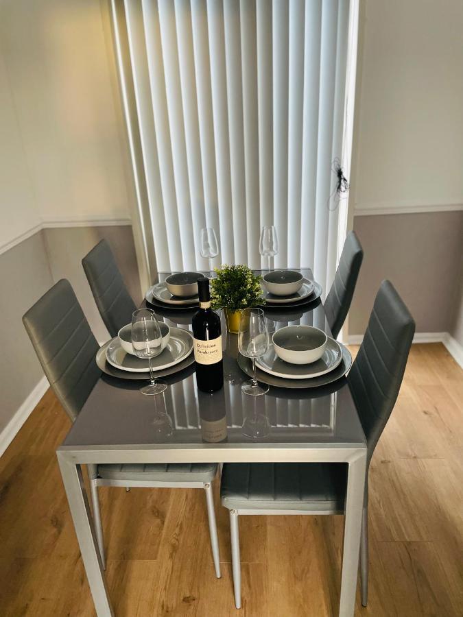 Wolverhampton Large 3 Bedrooms 5 Bed House Perfect For Short & Long Stays Contractors Business Nhs Insurance 1 Bathroom And Separate Wc Private Garden Driveway For 2 Large Vehicles Close To City Centre M6 M54 And Walsall Willenhall Cannock Property Екстер'єр фото