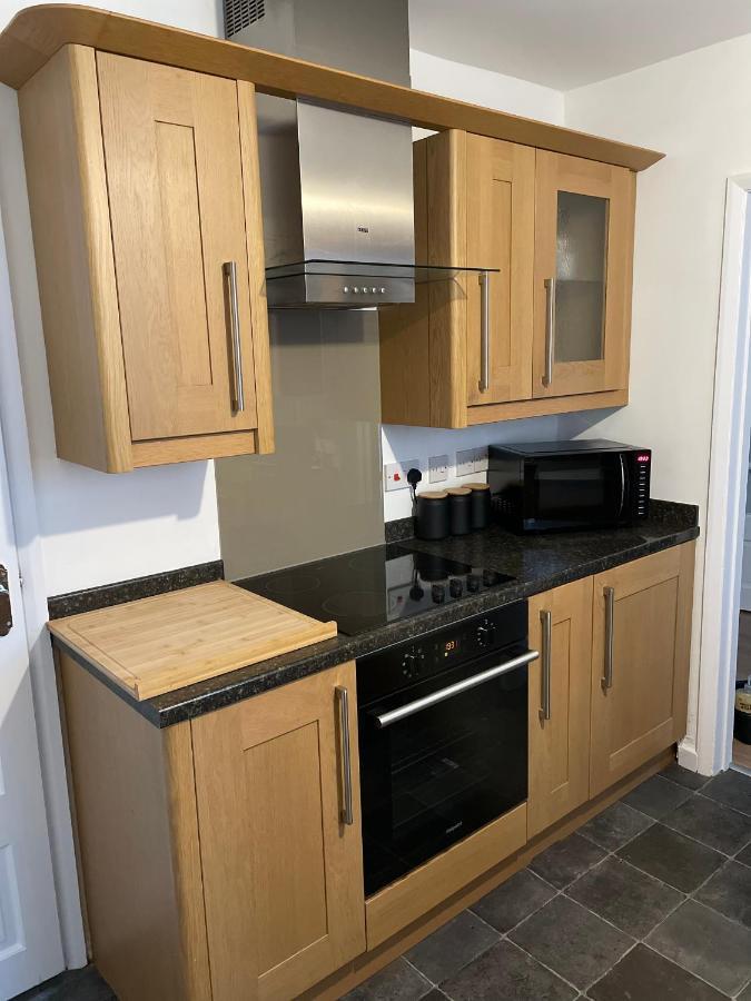 Wolverhampton Large 3 Bedrooms 5 Bed House Perfect For Short & Long Stays Contractors Business Nhs Insurance 1 Bathroom And Separate Wc Private Garden Driveway For 2 Large Vehicles Close To City Centre M6 M54 And Walsall Willenhall Cannock Property Екстер'єр фото